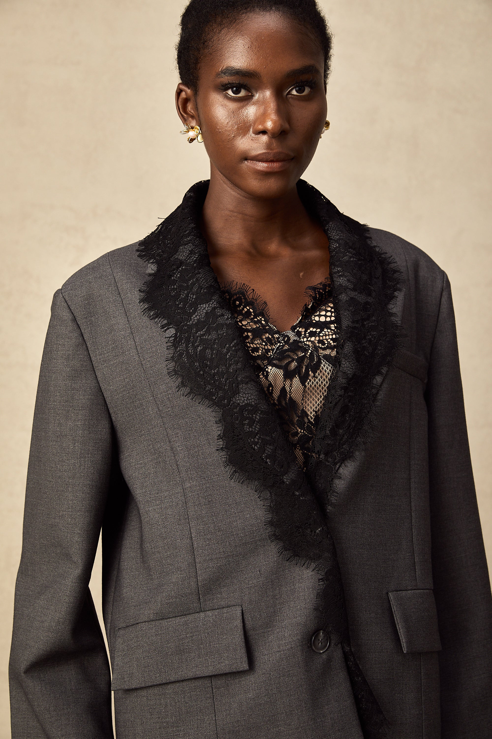 Dianthe grauer Blazer mit Spitze-Details