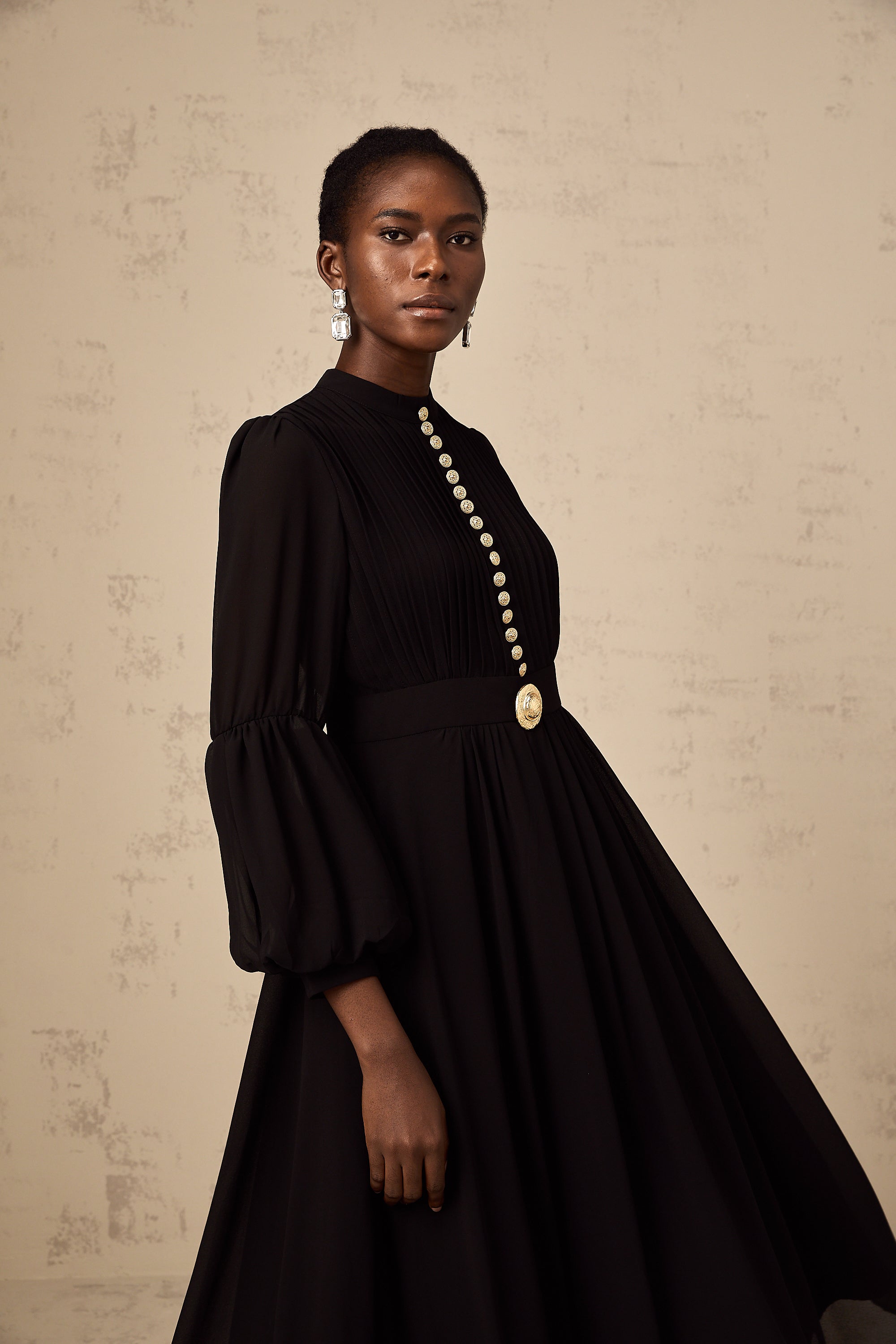Viviane schwarze plissierte Chiffon-Midikleid