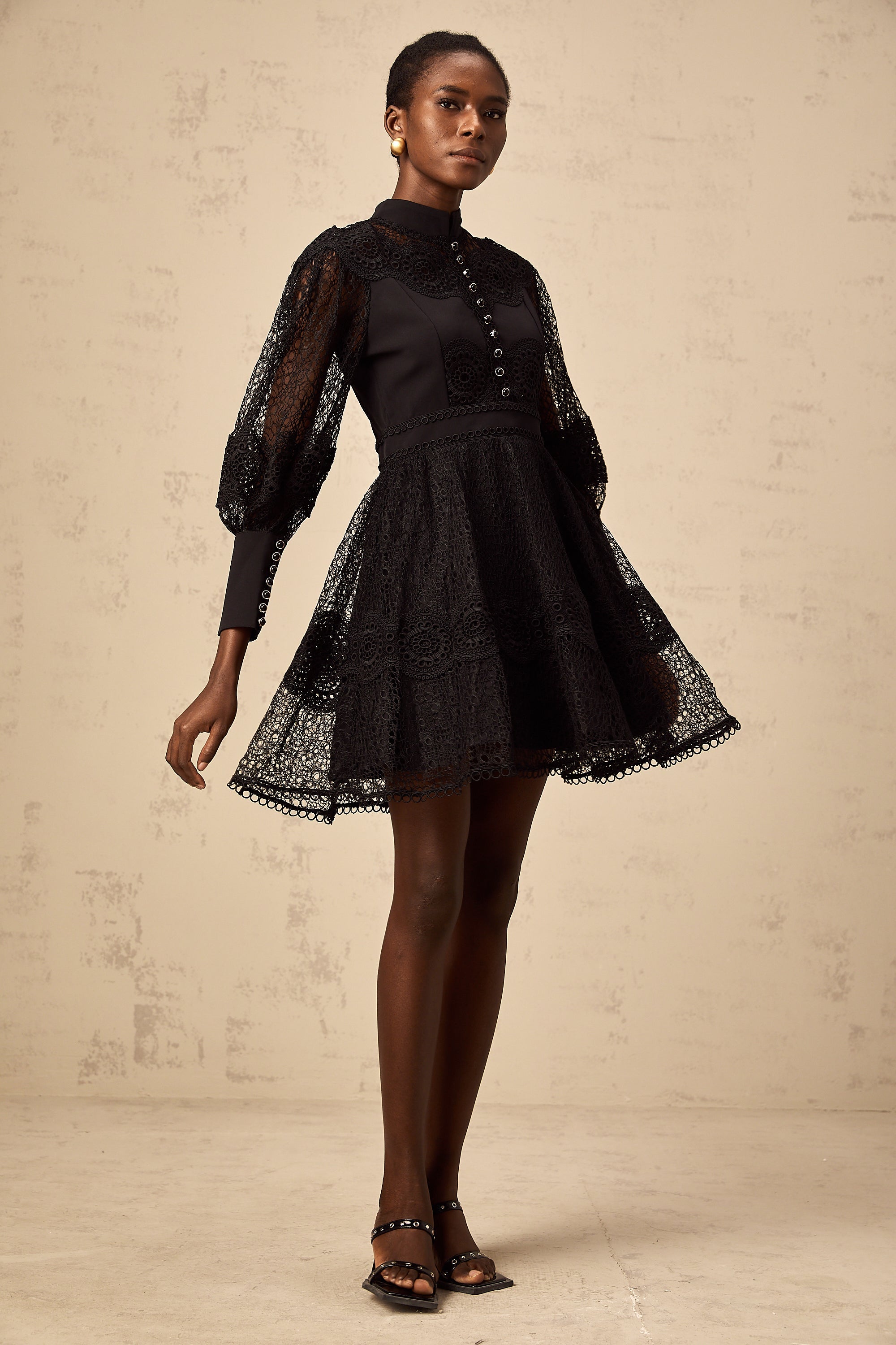 Quella schwarzes Guipure-Spitzen Mini-Kleid mit ausgestelltem Schnitt