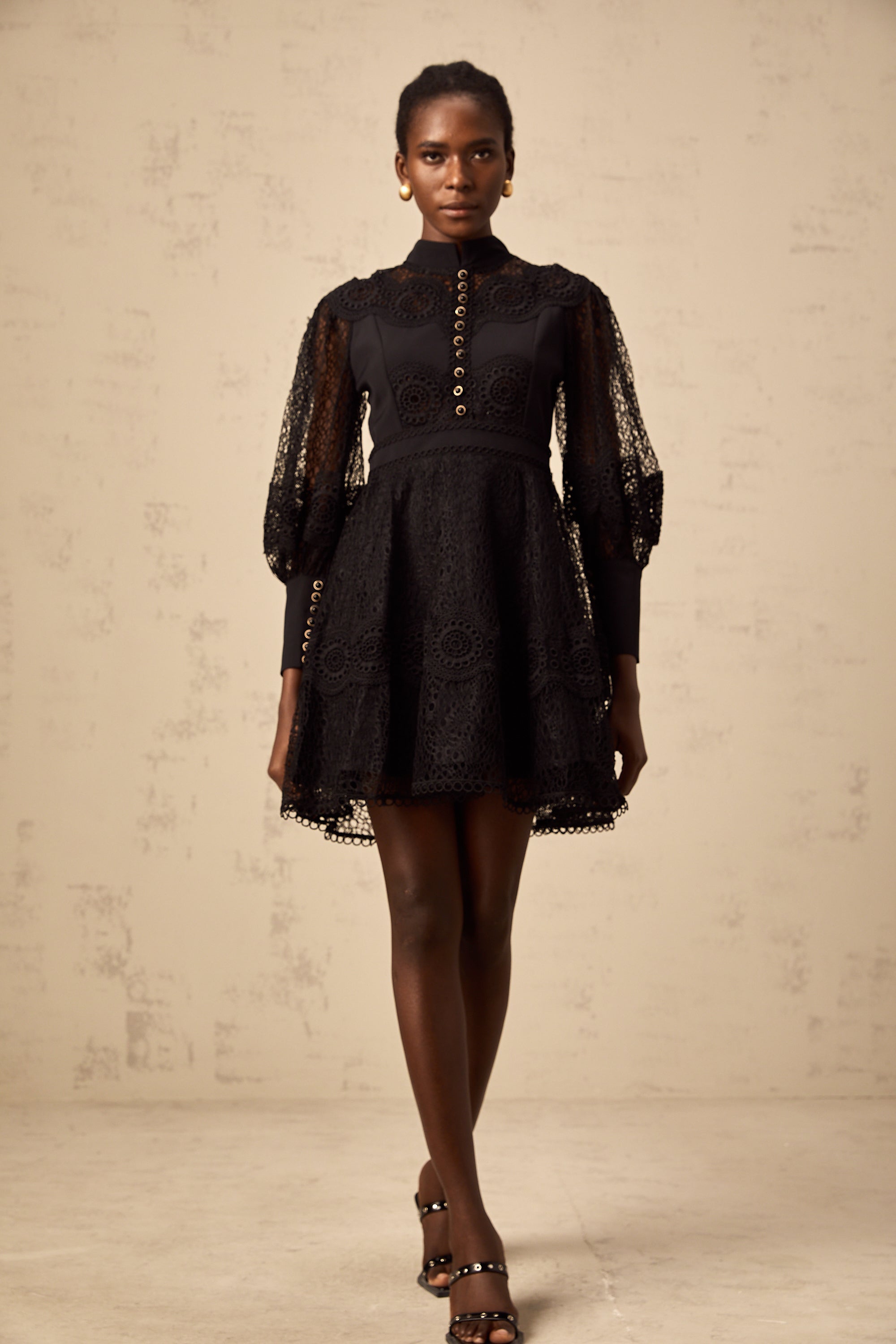 Quella schwarzes Guipure-Spitzen Mini-Kleid mit ausgestelltem Schnitt