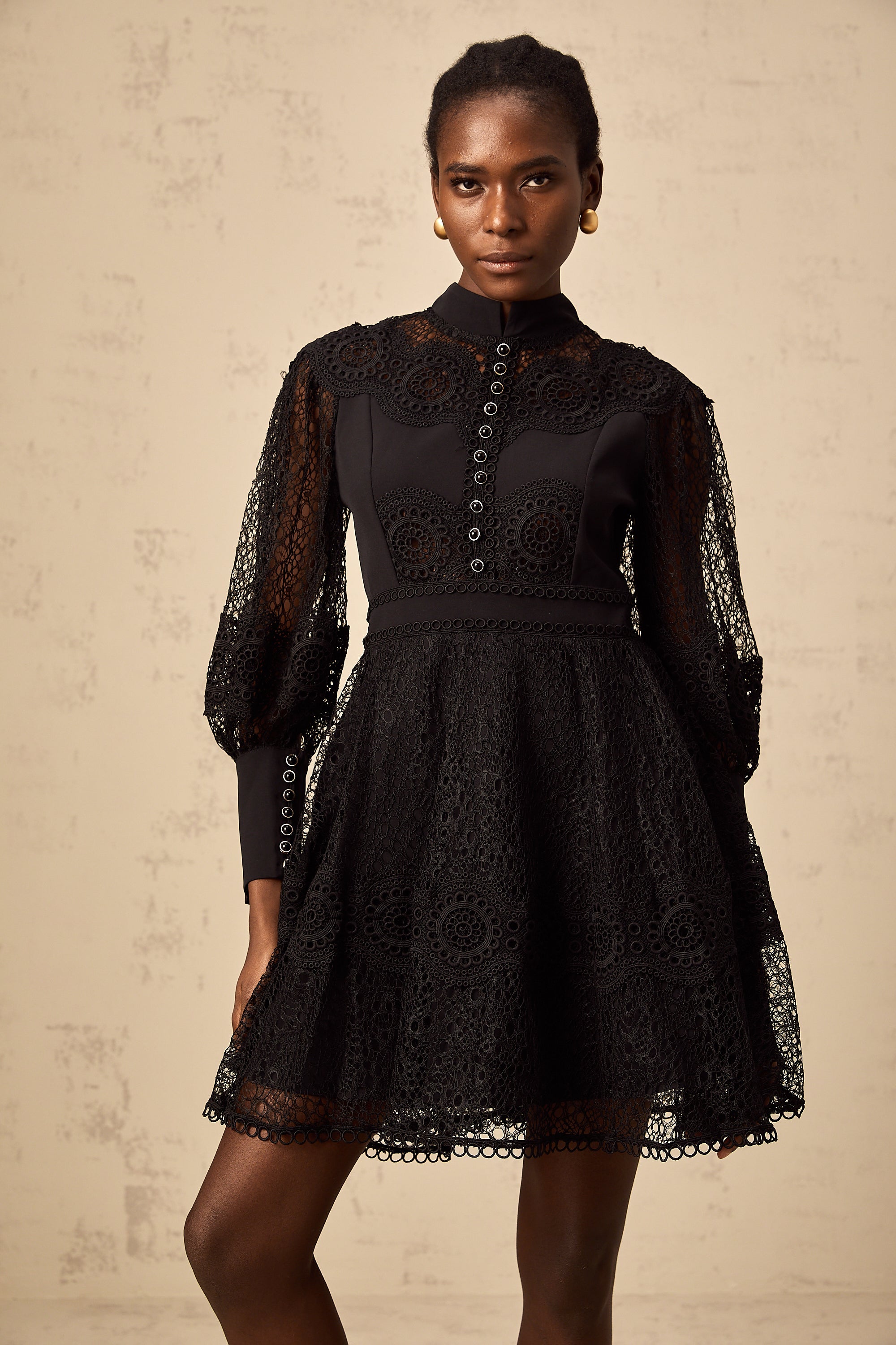 Quella schwarzes Guipure-Spitzen Mini-Kleid mit ausgestelltem Schnitt