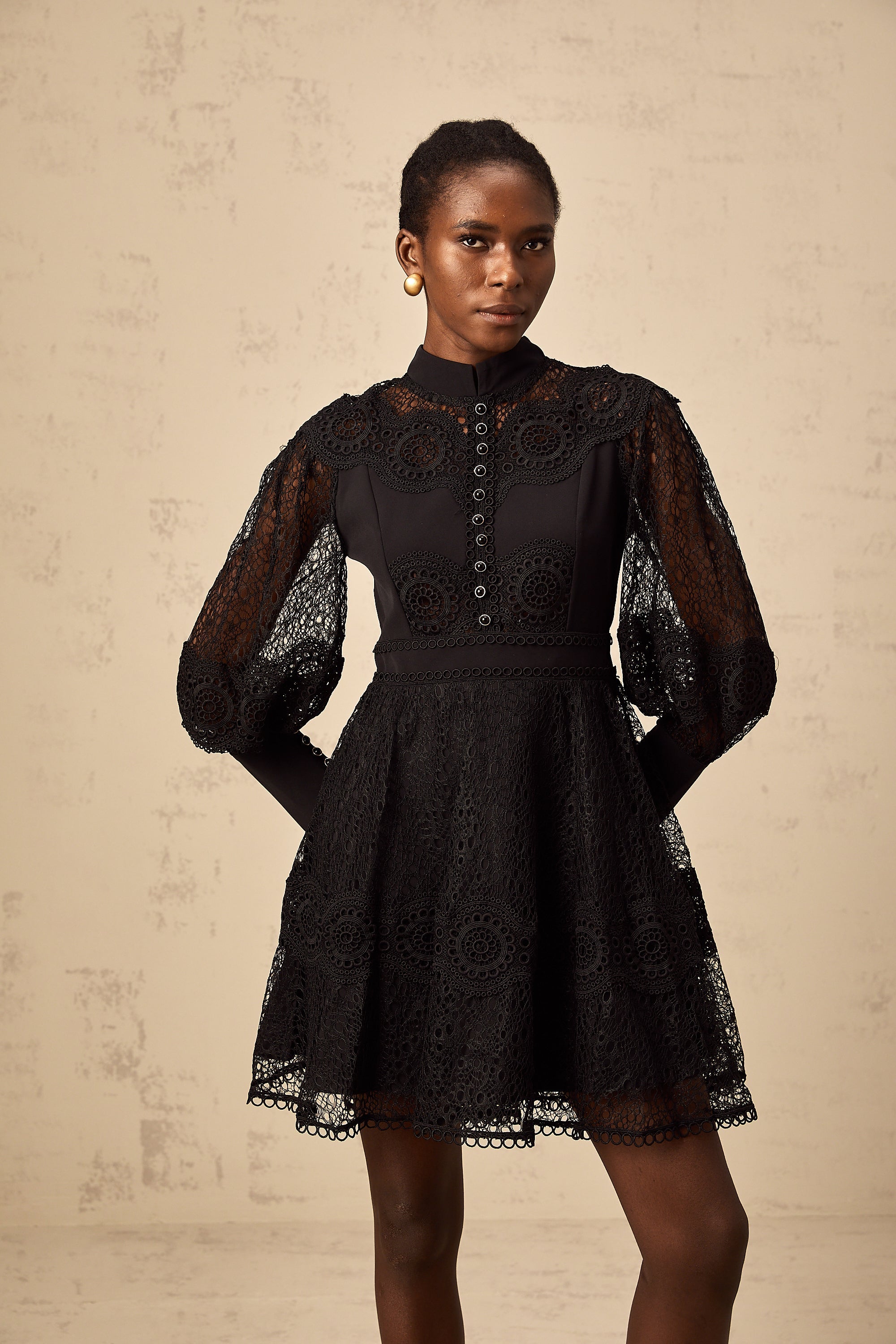 Quella schwarzes Guipure-Spitzen Mini-Kleid mit ausgestelltem Schnitt
