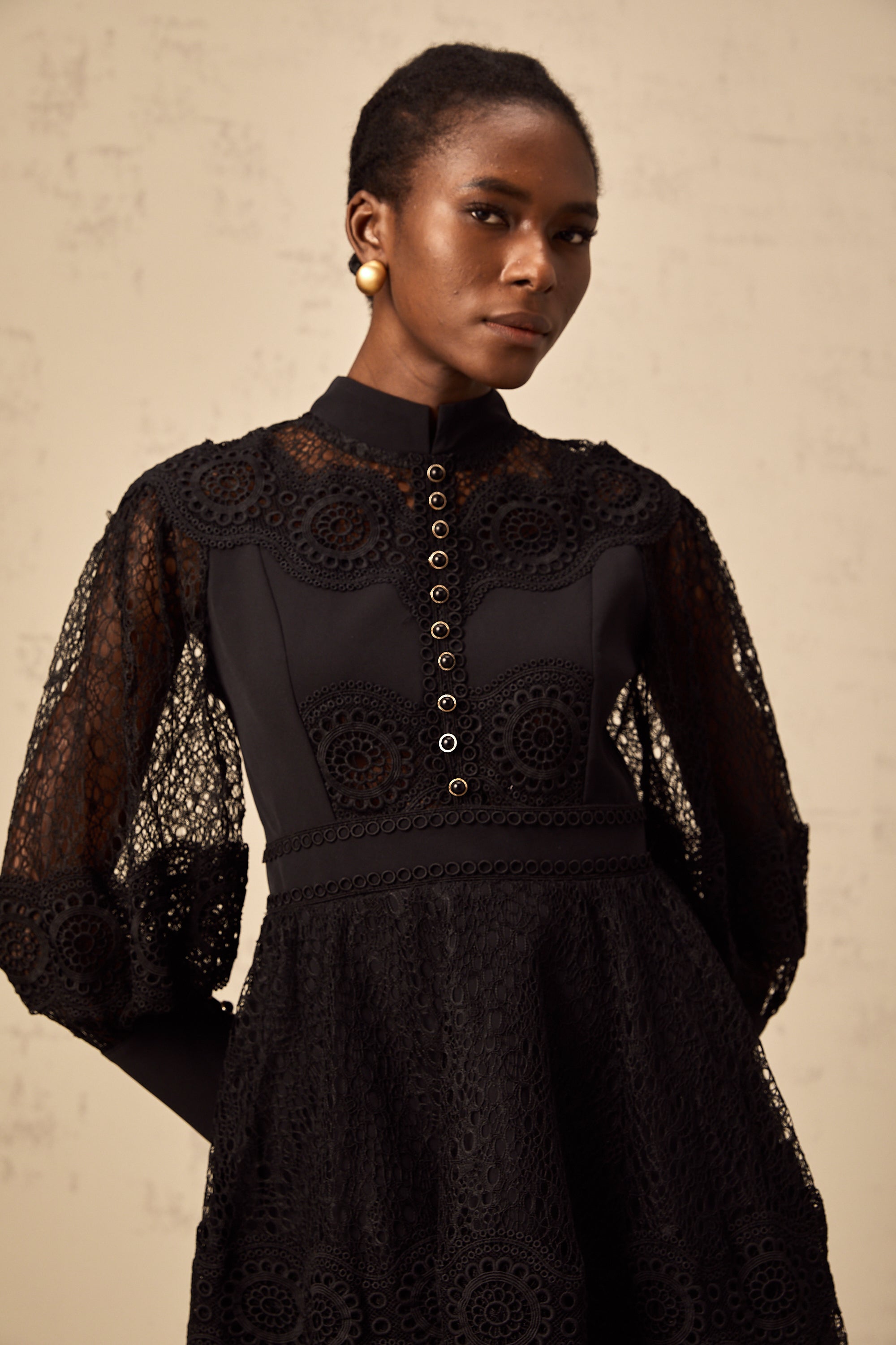 Quella schwarzes Guipure-Spitzen Mini-Kleid mit ausgestelltem Schnitt
