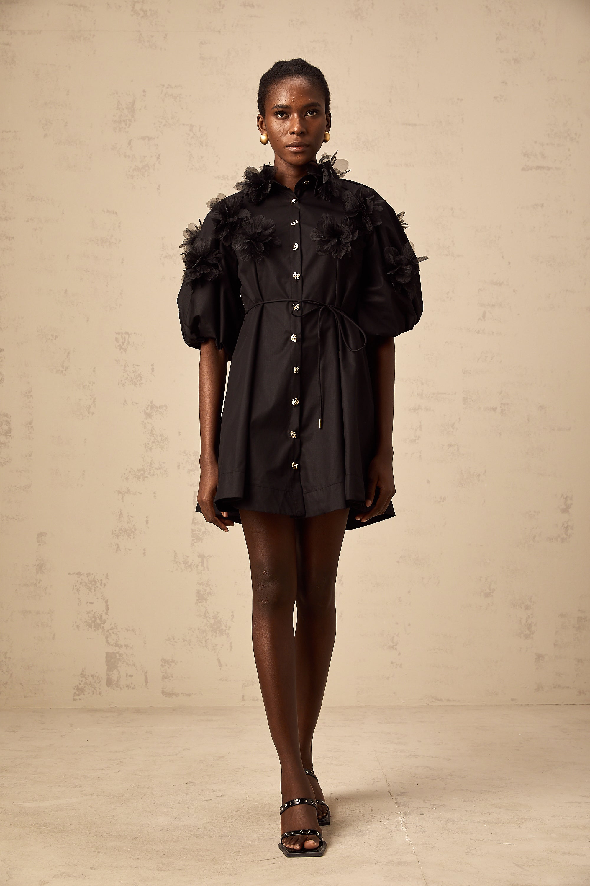 Ursa schwarze 3D-Blütengürtel-Mini-Kleid