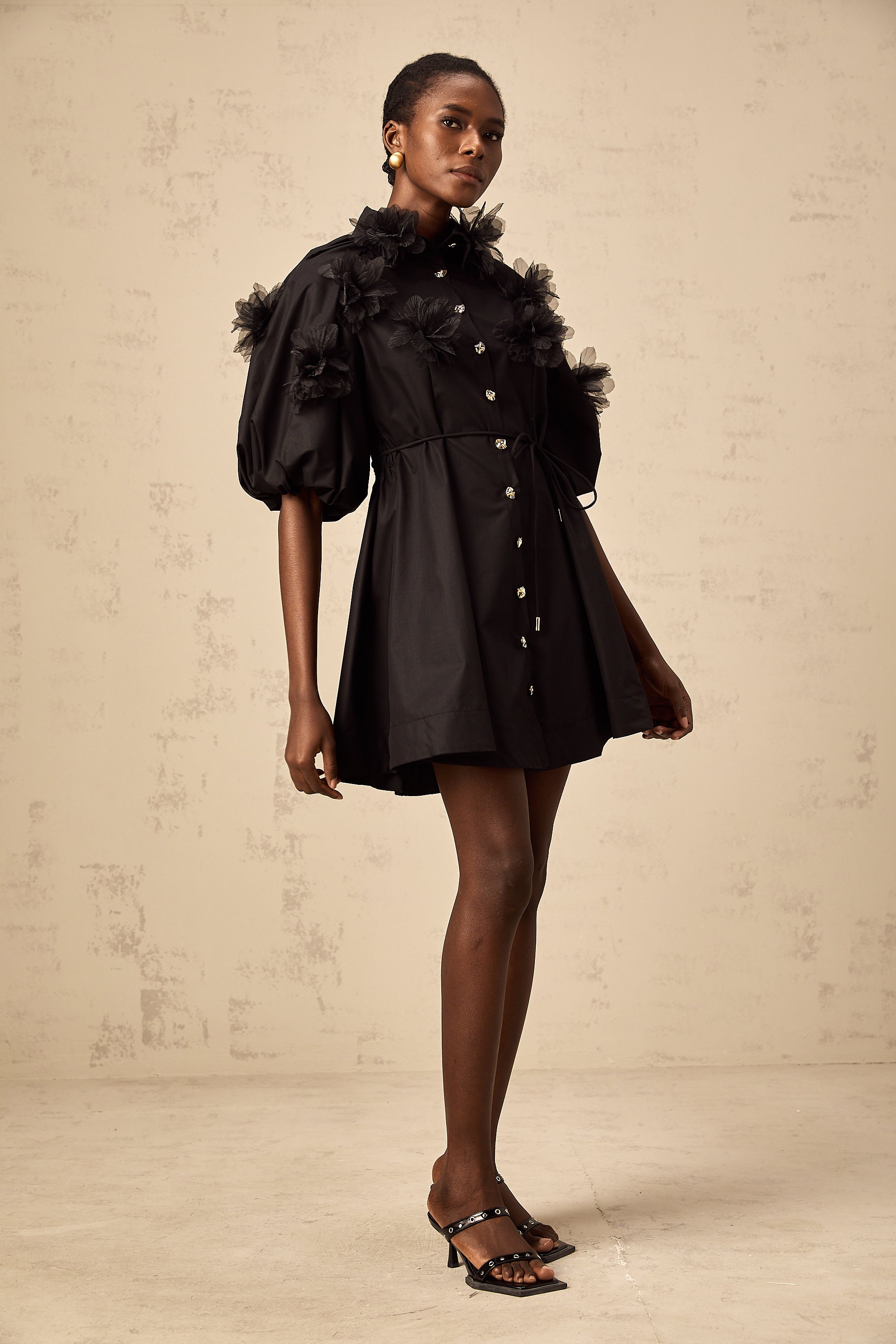 Ursa schwarze 3D-Blütengürtel-Mini-Kleid