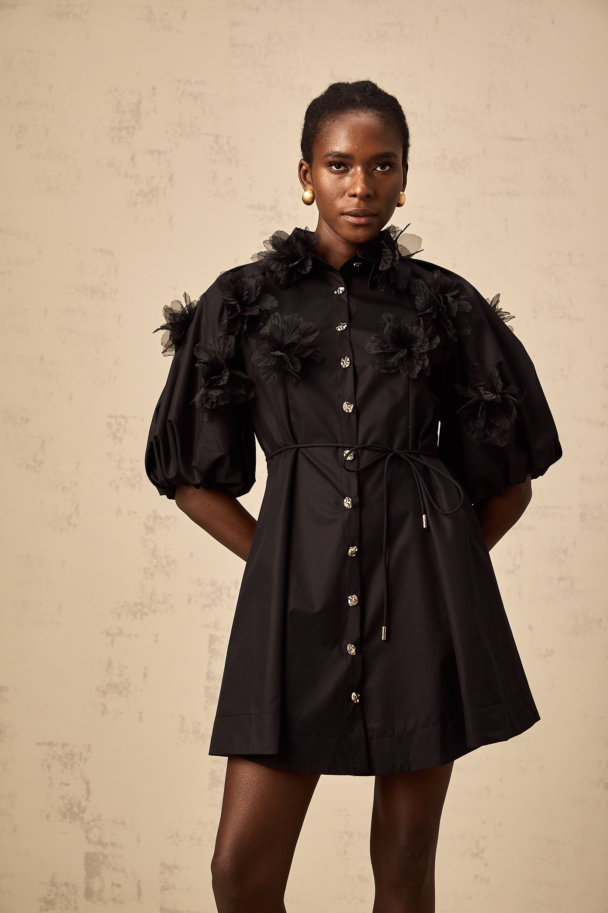 Ursa schwarze 3D-Blütengürtel-Mini-Kleid