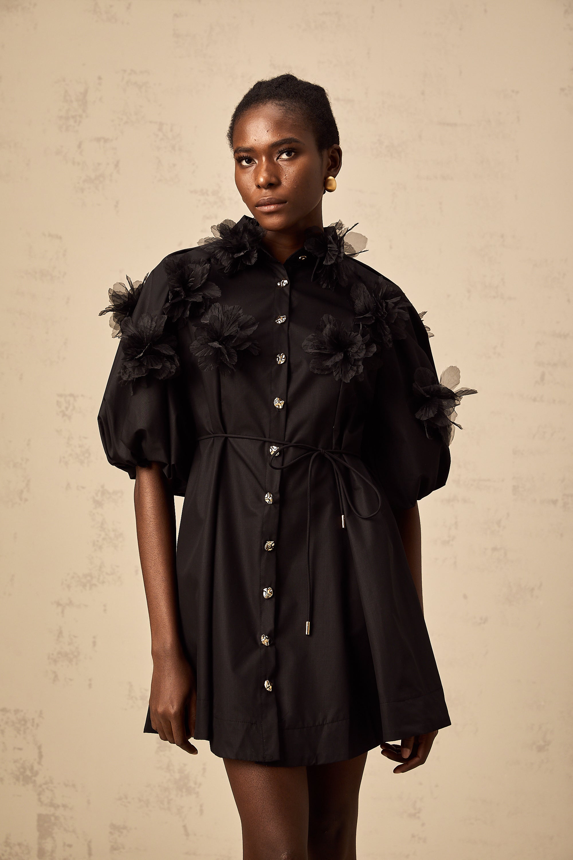 Ursa schwarze 3D-Blütengürtel-Mini-Kleid