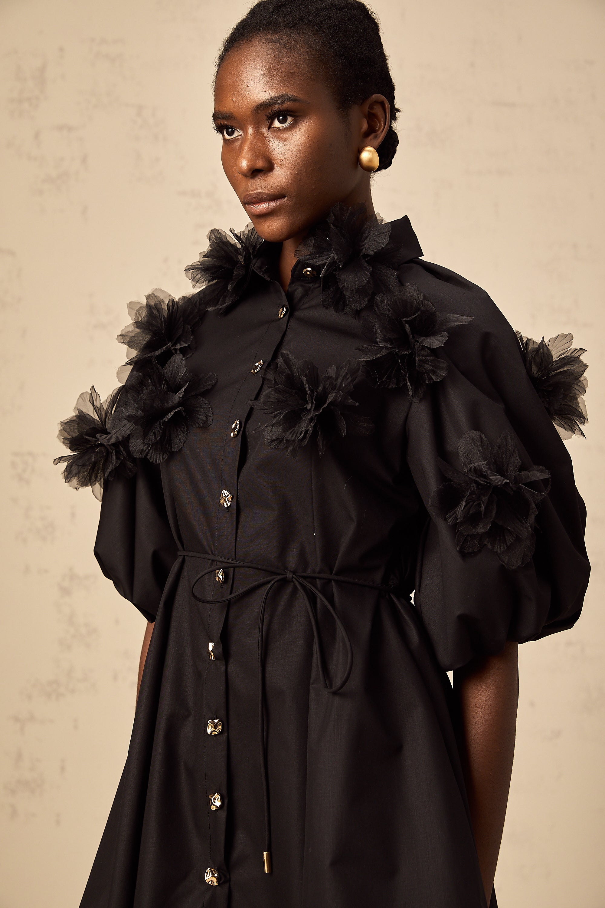 Ursa schwarze 3D-Blütengürtel-Mini-Kleid