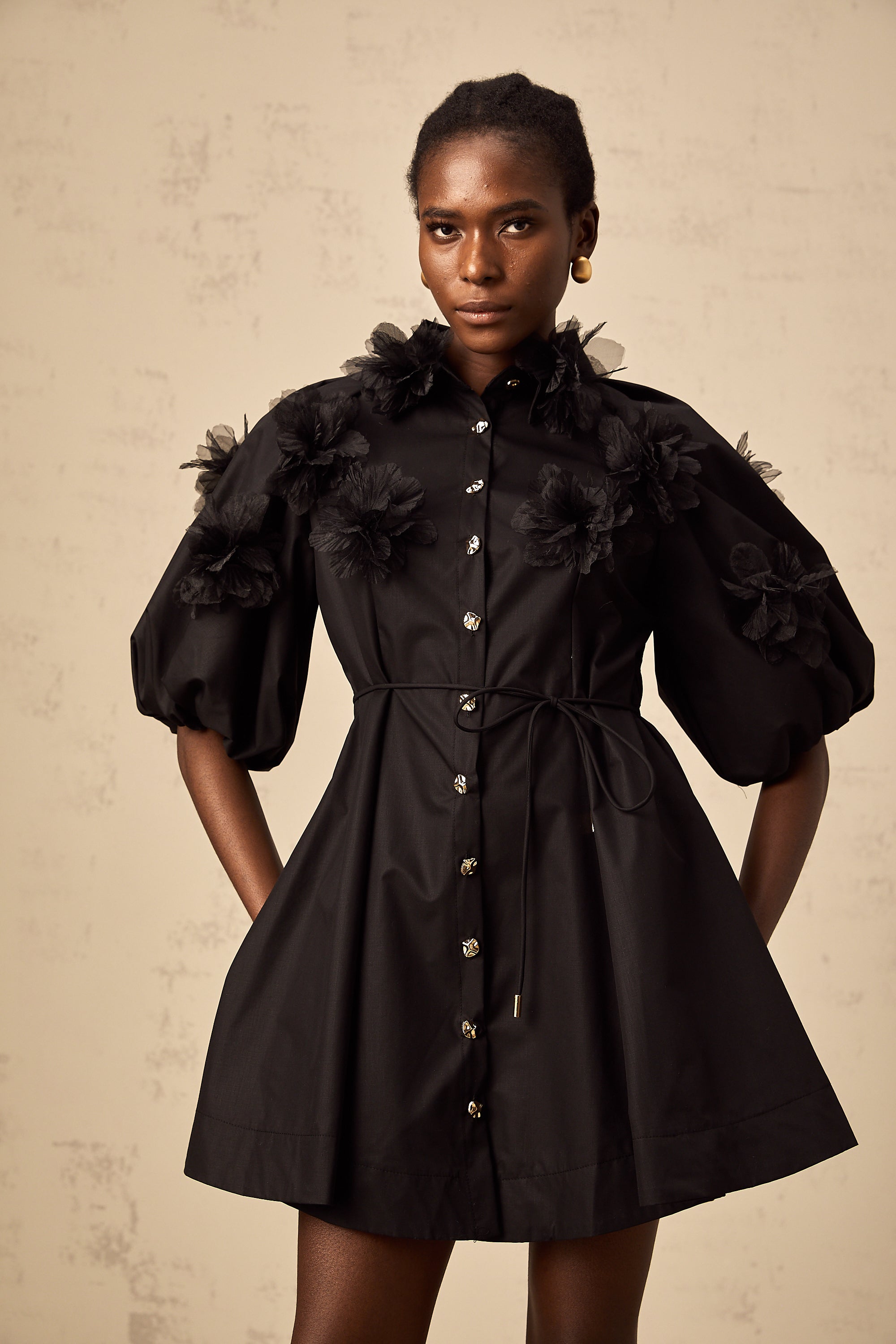 Ursa schwarze 3D-Blütengürtel-Mini-Kleid