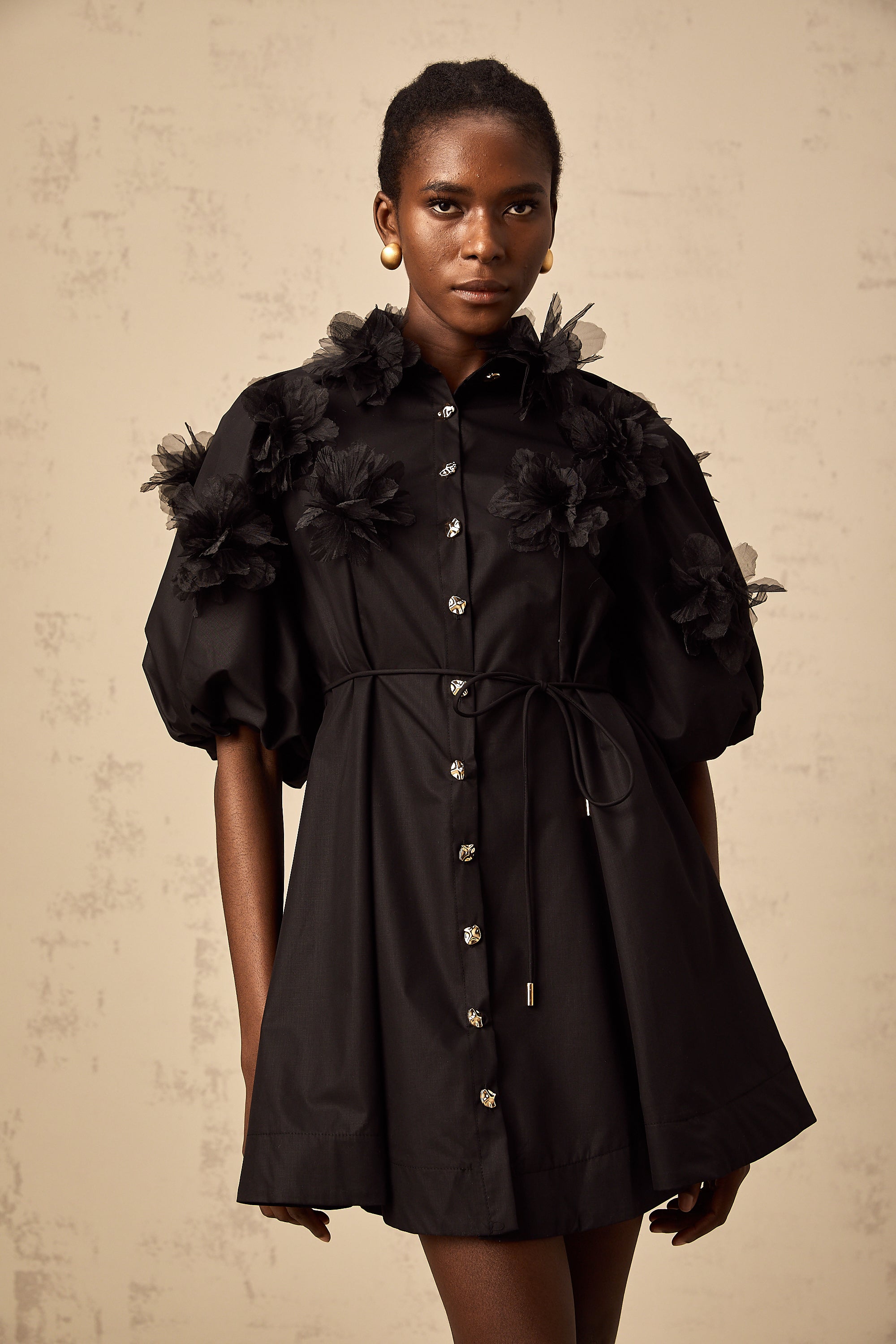 Ursa schwarze 3D-Blütengürtel-Mini-Kleid