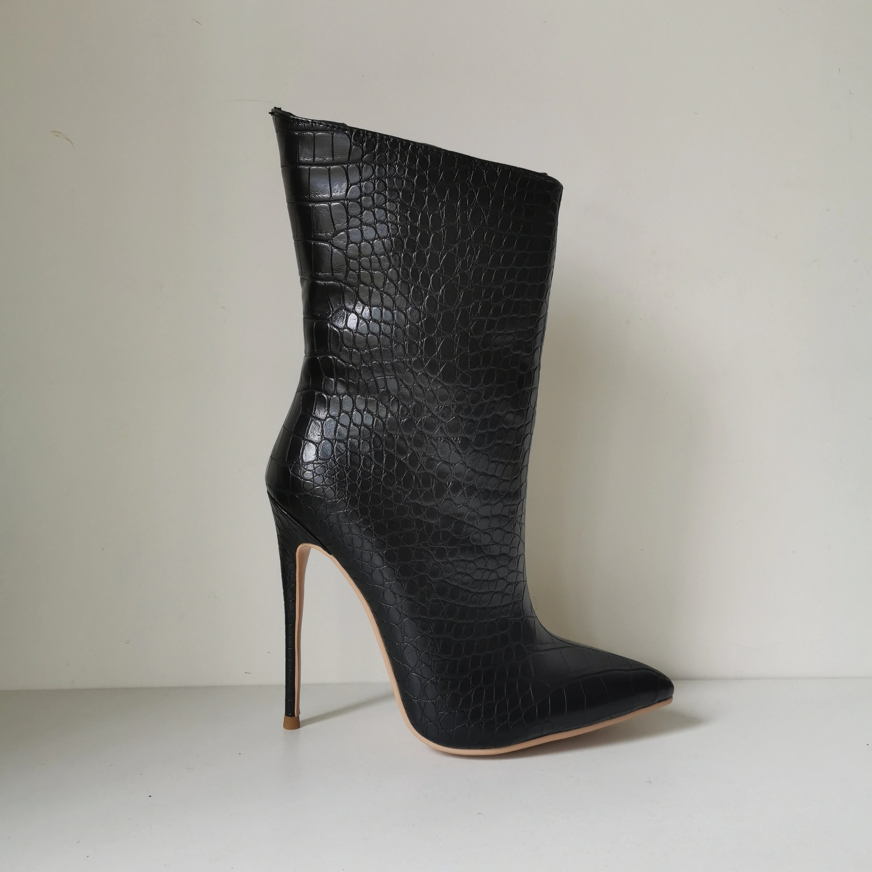 Schwarze Krokodilleder-Embossed Stiefeletten