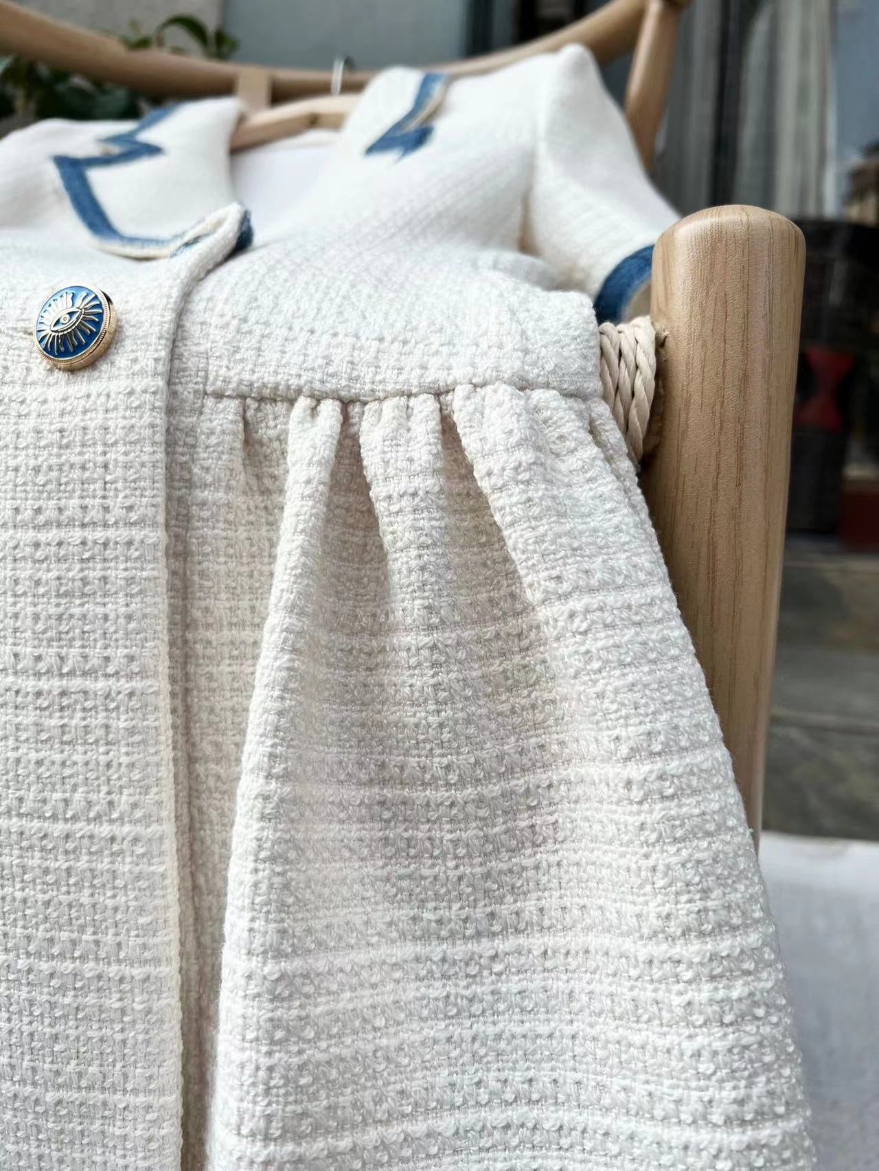 Seville tailliertes, doppelt knopfbares Mini-Kleid