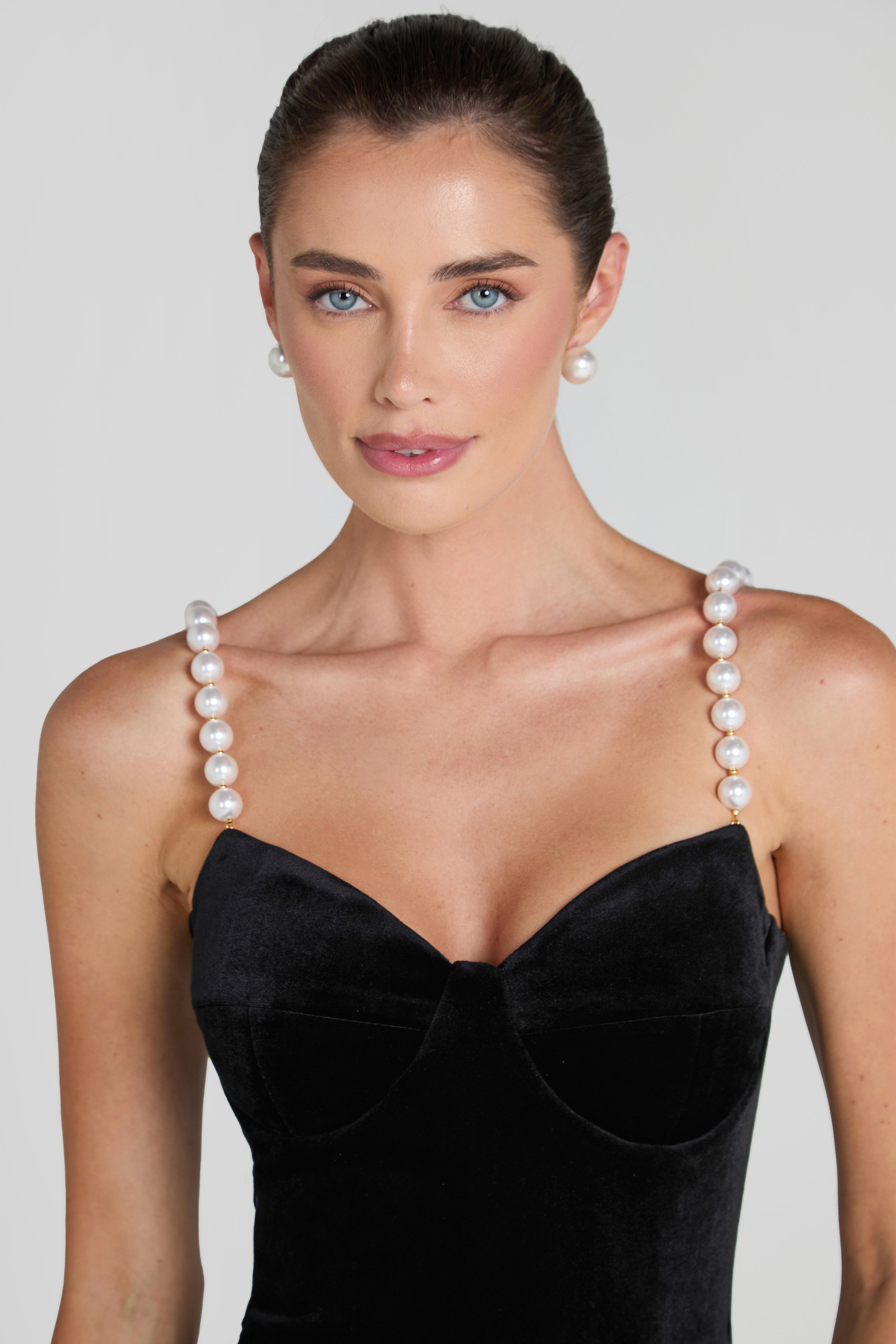 Emily Schwarzes Kleid