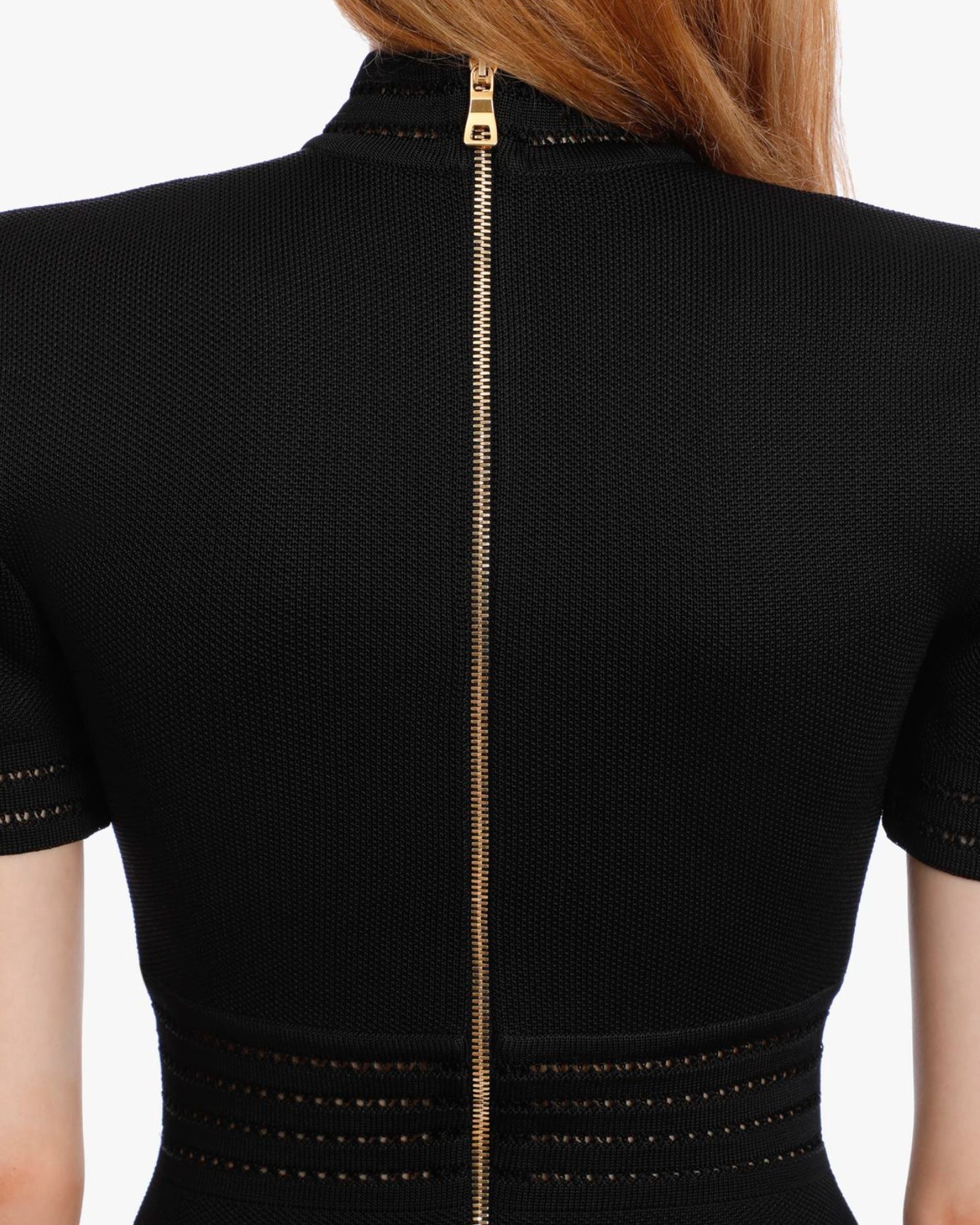Schwarzes Kurzarmkleid mit goldenen Knöpfen aus Bandage
