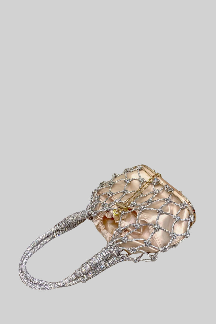 Ovale Netz-Handtasche mit beigem Satin-Zugbeutel - Silber