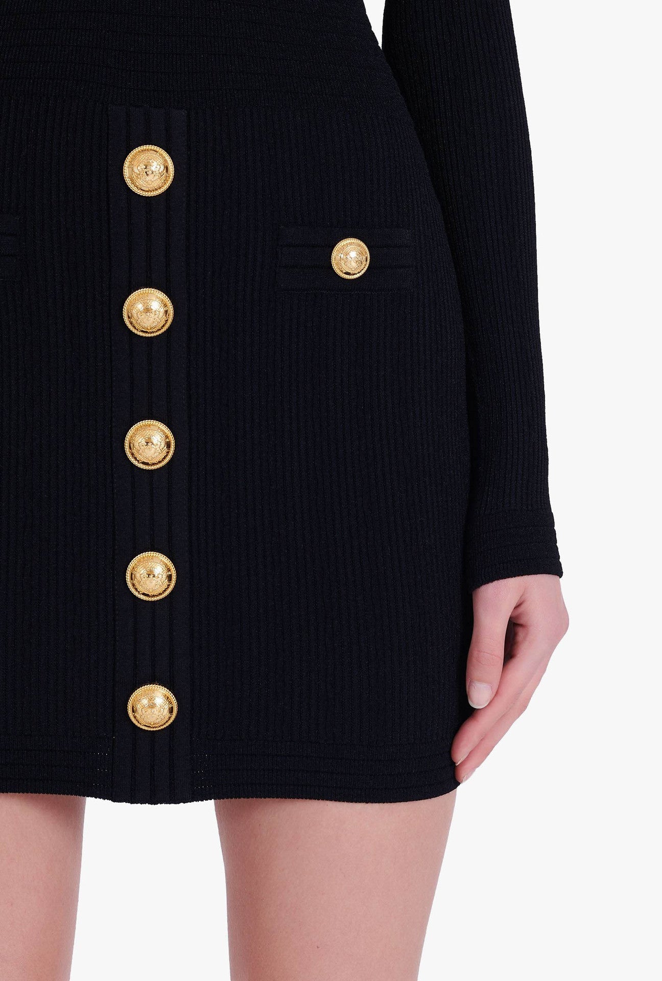 Schwarzes Langarm-Bandage-Kleid mit goldenen Knöpfen