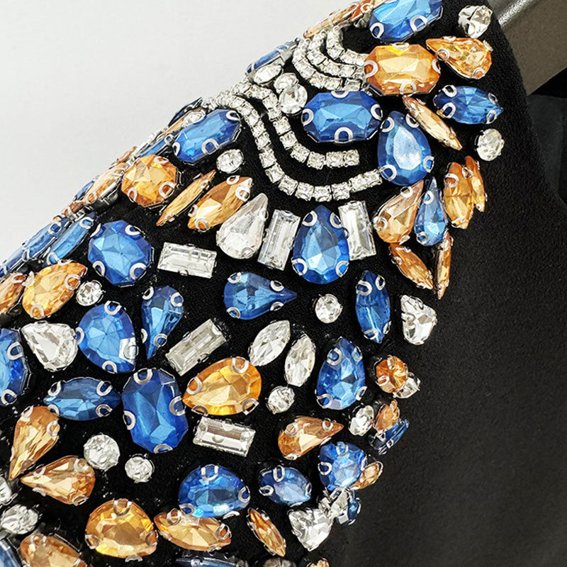 Glitzerndes, mit Kristallen verziertes,  Schulter-Midikleid